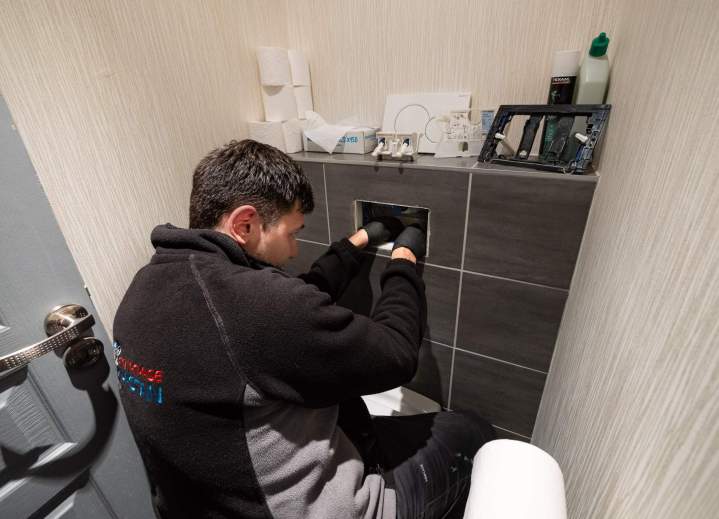 bryan répart un mécanisme de wc